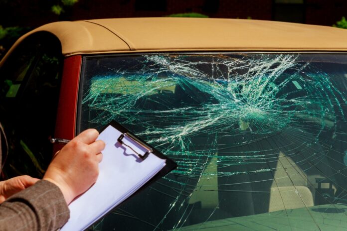 Assurance faisant le constat après l'accident d'un véhicule
